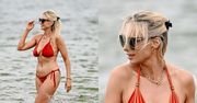 Sylwia Gliwa w pomarańczowym bikini pluska się w falach Bałtyku