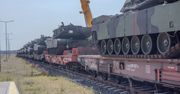 Pociąg pełen czołgów w Polsce. Widać je aż po horyzont