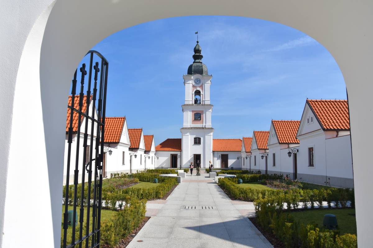 Istnieje od ponad 300 lat. Perła architektoniczna i duchowa z widokiem na jezioro. Wizytówka województwa podlaskiego
