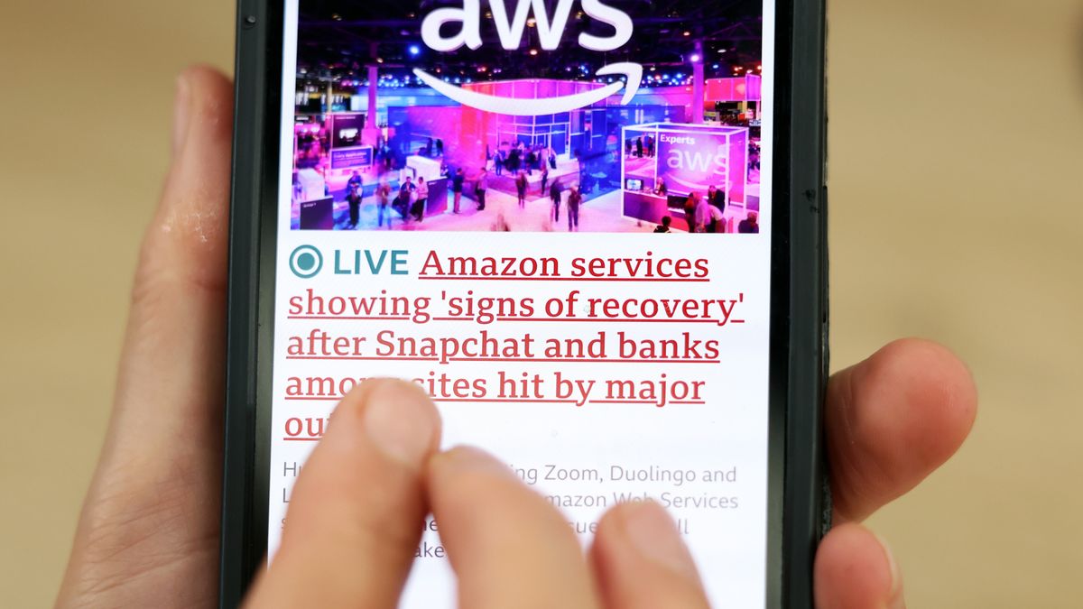 News abour AWS services on a mobile handset in London, Britain, 20 October 2025. An outage of Amazon Web Services has knocked out some of the world's biggest websites and apps including the websites of banks, snapchat and government websites. EPA/ANDY RAIN Dostawca: PAP/EPA.