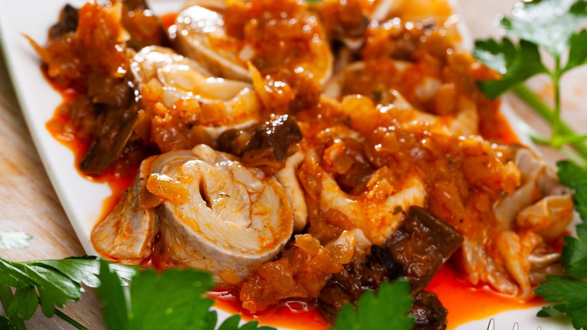 Popularną sałatkę śledziową wzbogacam o wigilijne składniki