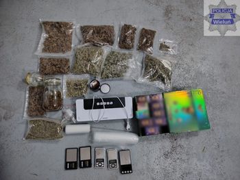 Szedł do kolegi, zatrzymała go policja. Miał ponad 2 kg narkotyków