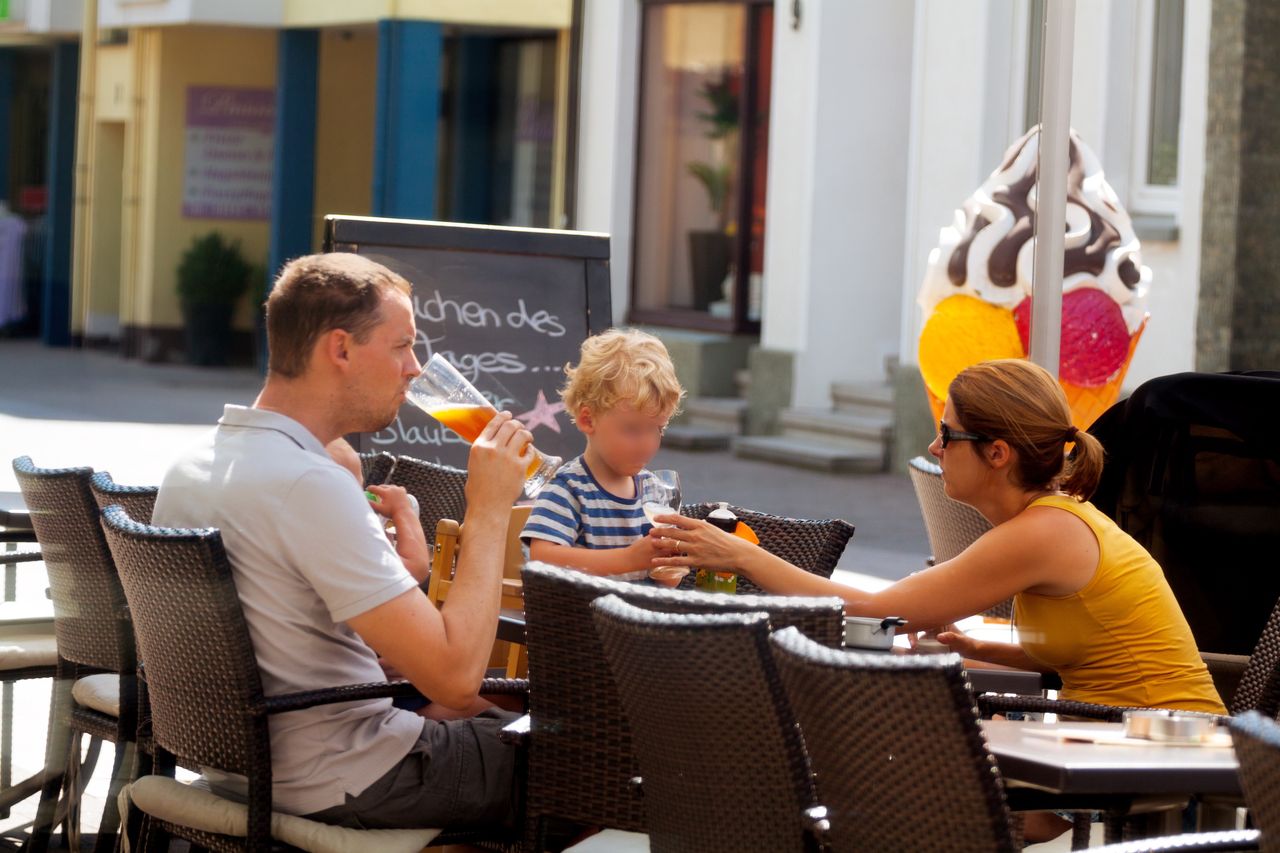 Picie alkoholu przy dziecku może się źle skończyć