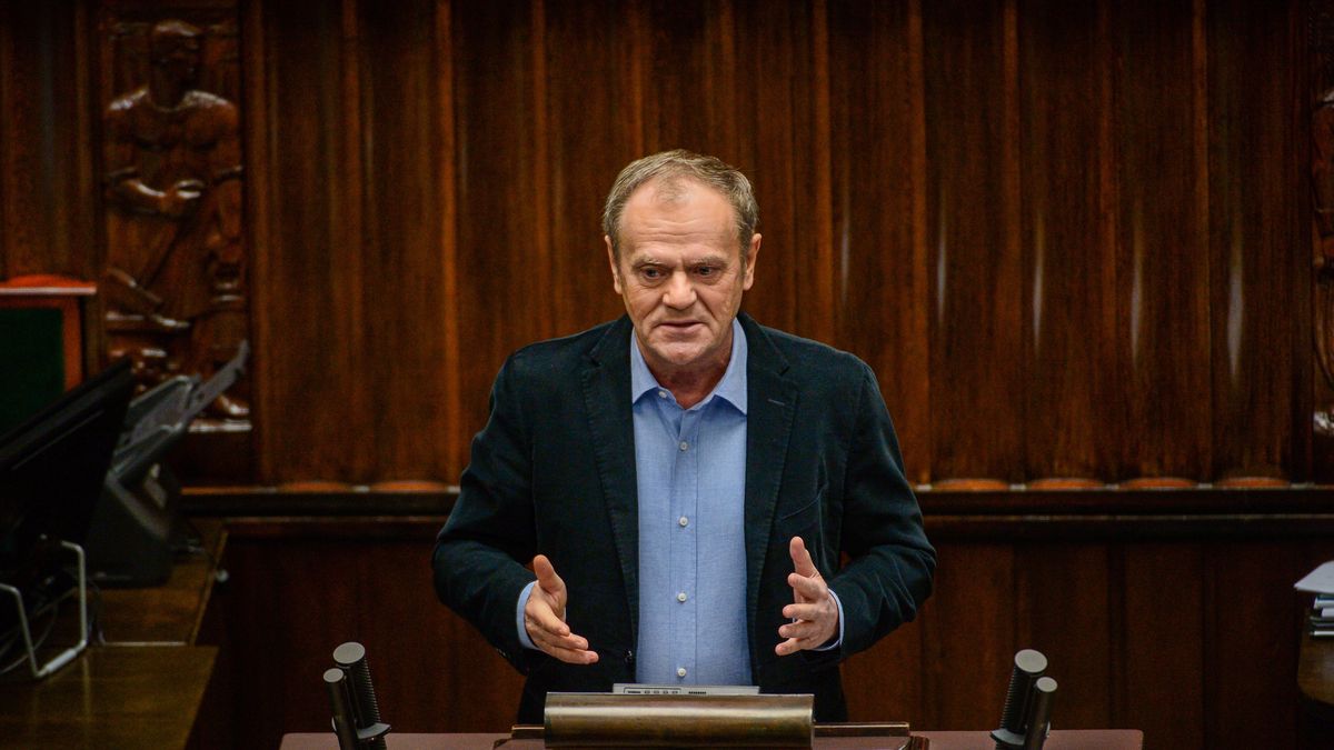 Warszawa, 25.01.2024. Premier Donald Tusk przemawia na sali obrad Sejmu w Warszawie, 25 bm. Posłowie zajmą się m.in. dwoma obywatelskimi projektami ustaw: o Karcie Nauczyciela oraz o rencie socjalnej. (aldg) PAP/Marcin Obara