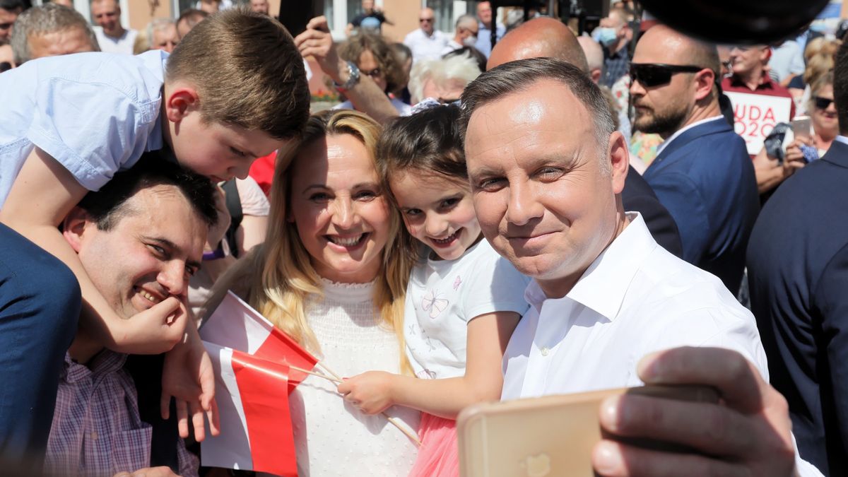 Wybory prezydenckie 2020. Andrzej Duda wciąż wygrywa w sondażach