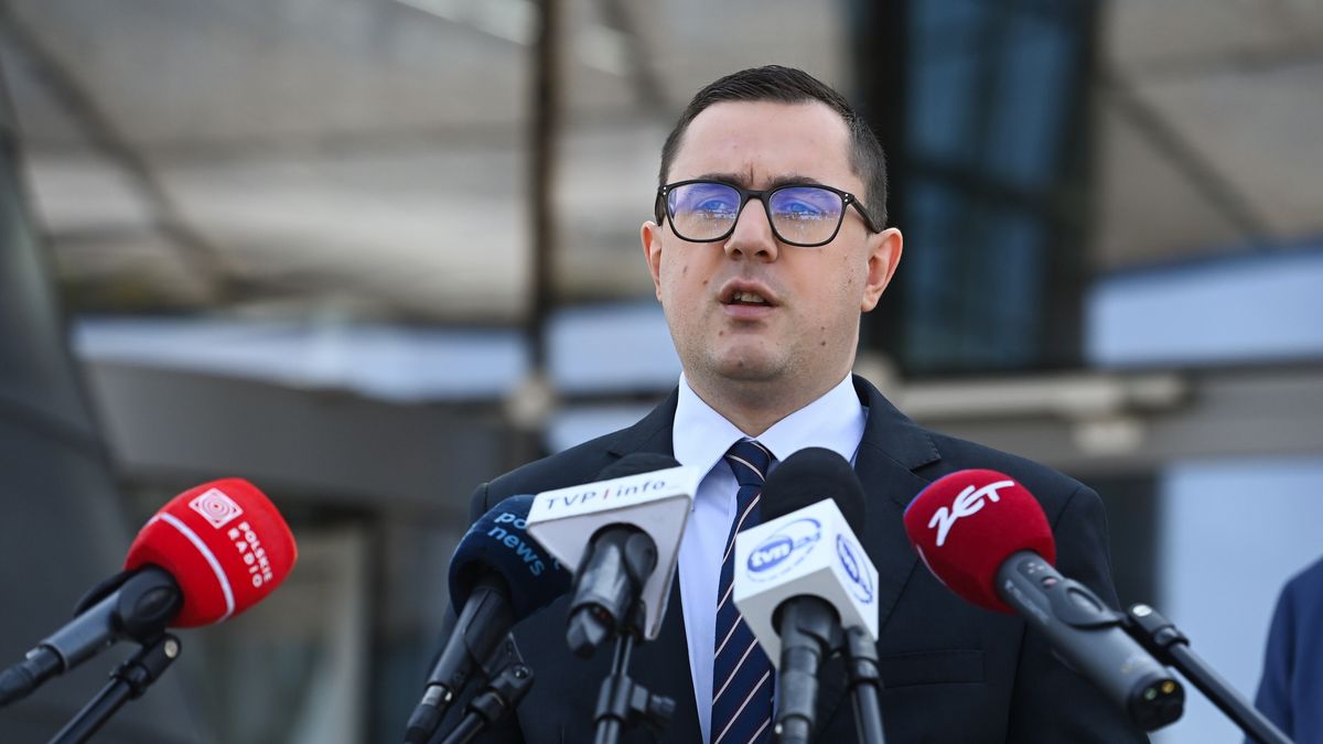 Konstancin-Jeziorna, 08.09.2025. Minister energii Miłosz Motyka na konferencji prasowej dot. pakietu antyblackoutowego, 8 bm. przed budynkiem Polskich Sieci Elektroenergetycznych w Konstancinie-Jeziornej. (aldg) PAP/Piotr Nowak