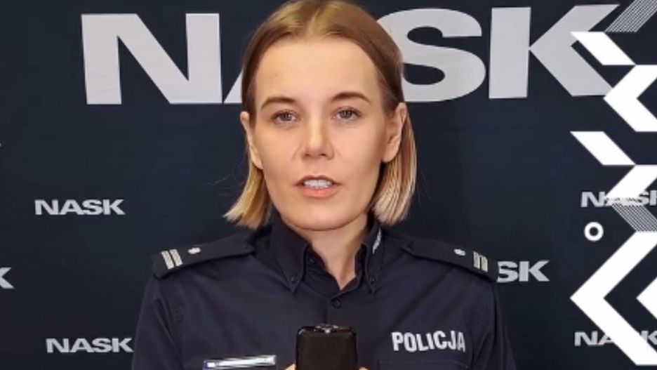 Policjantka pokazała komunikat na bankomacie