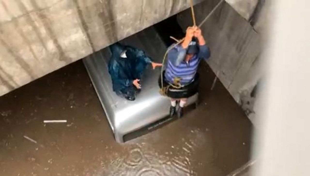 Część kierowców zostało uwięzionych w zalanych tunelach