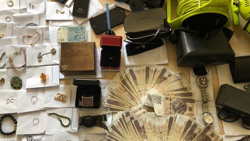 Cenne przedmioty znaleziono w skradzionym samochodzie