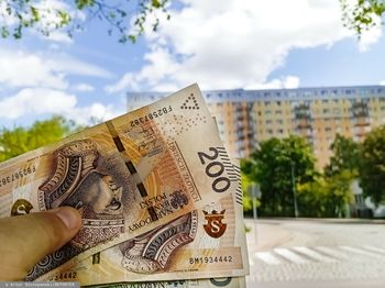 Życie na kredycie. Tylu Polaków musi spłacać raty