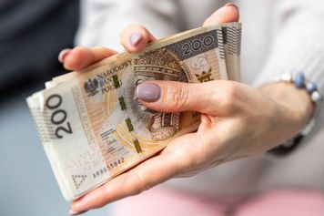 Najniższa krajowa niemal stanie w miejscu. Kto się cieszy? To chyba jasne [OPINIA]