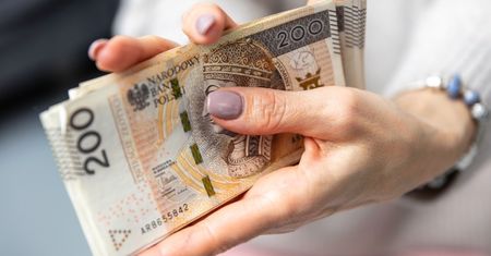 Najniższa krajowa niemal stanie w miejscu. Kto się cieszy? To chyba jasne [OPINIA]