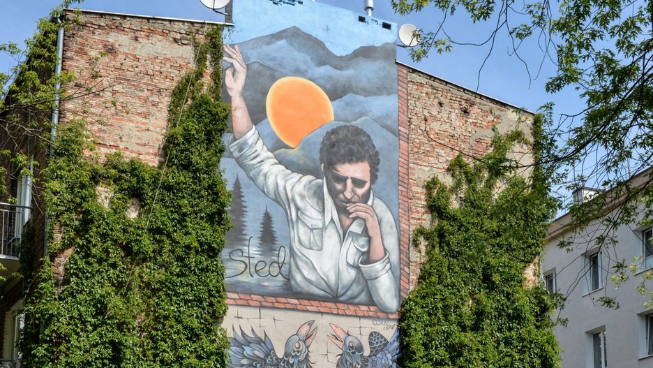 Wizerunek poety Edwarda Stachury został utrwalony na murze kamienicy bna warszawskim Grochowie.