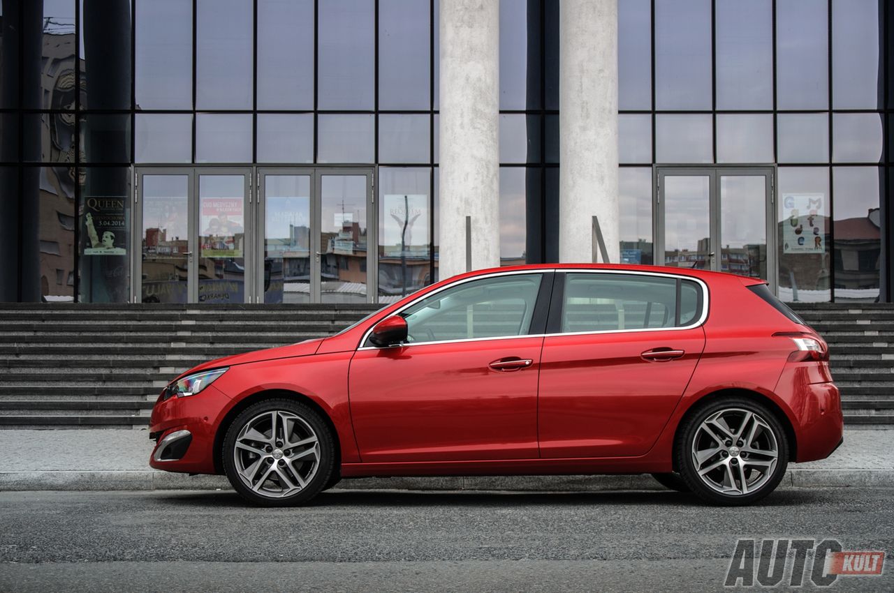 Peugeot 308 przed Filharmonią Częstochowską