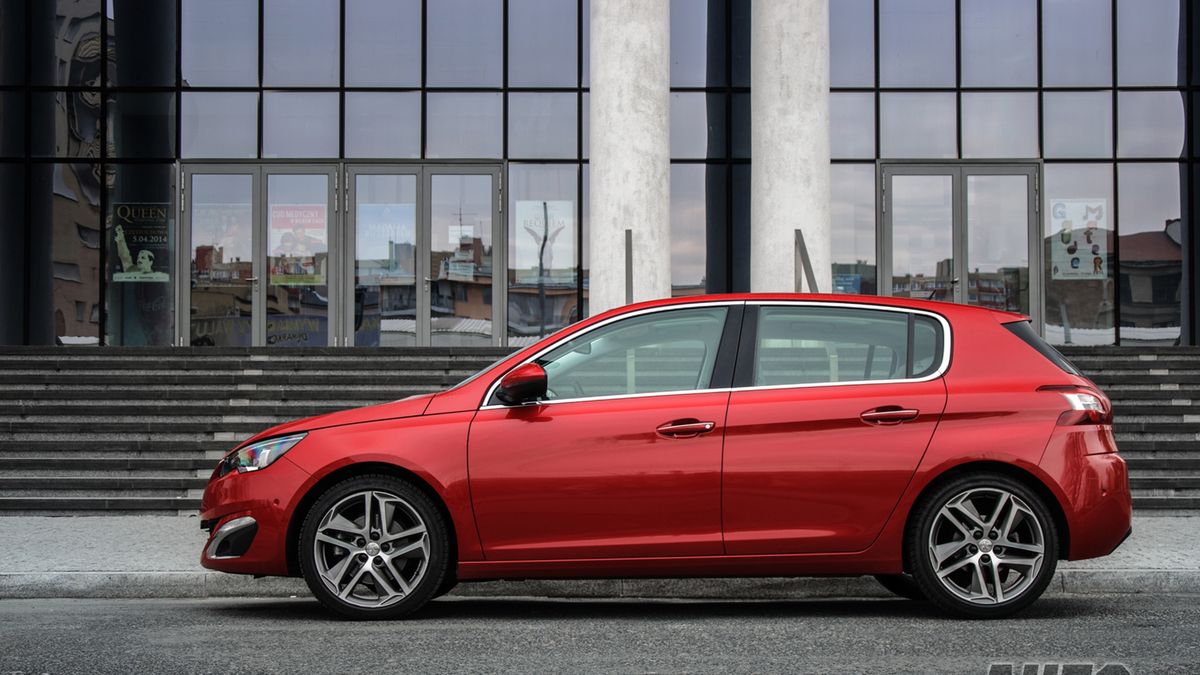 Peugeot 308 przed Filharmonią Częstochowską