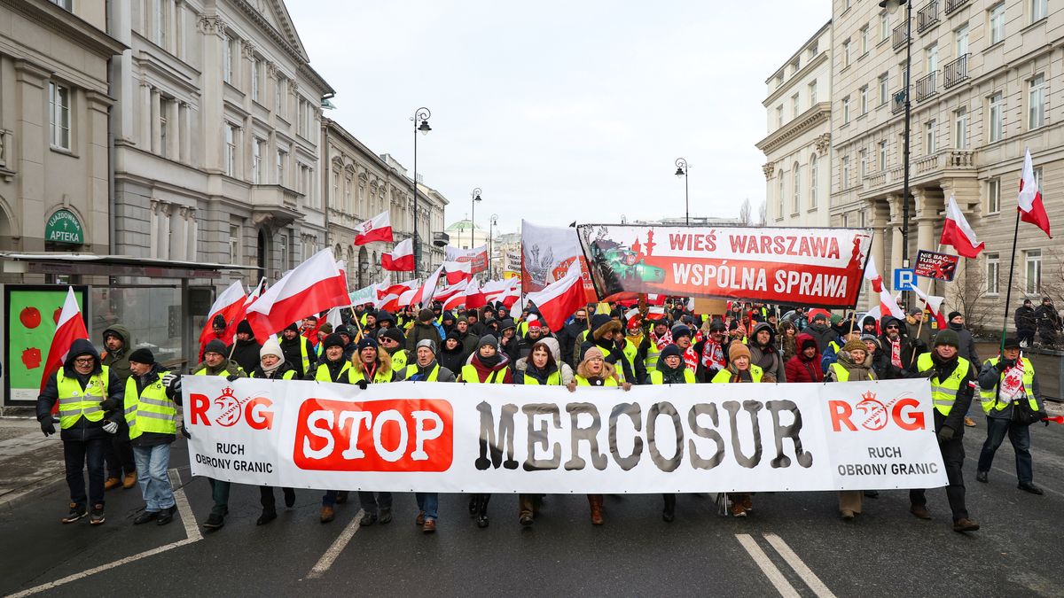 Warszawa, 09.01.2026. Ogólnopolski protest rolników w Warszawie, 9 bm. Rolnicy protestują przeciwko umowie UE?Mercosur oraz przeciwko obecnej polityce rządu wobec wsi i rolnictwa. Demonstranci idą z Placu Defilad przed gmach Sejmu RP i przed Kancelarię Prezesa Rady Ministrów. (sko) PAP/Paweł Supernak