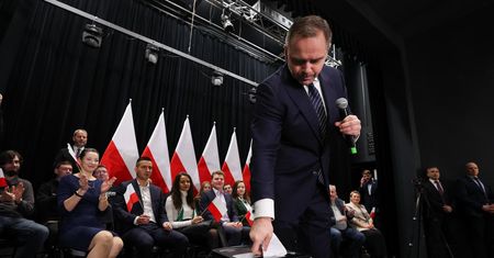 Okładkę tej książki Nawrocki włożył do niszczarki. PiS z zawiadomieniem