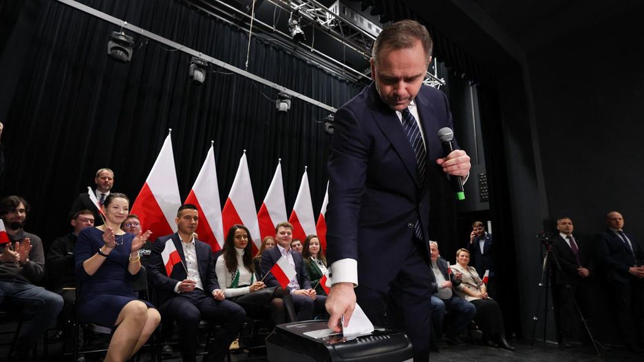 Karol Nawrocki podczas niszczenia okładki książki