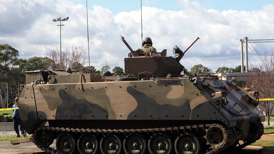 Transportery opancerzone M113AS4  z Australii dotarły już na front w Ukrainie. Wspomogą walczącą z Rosjanami piechotę