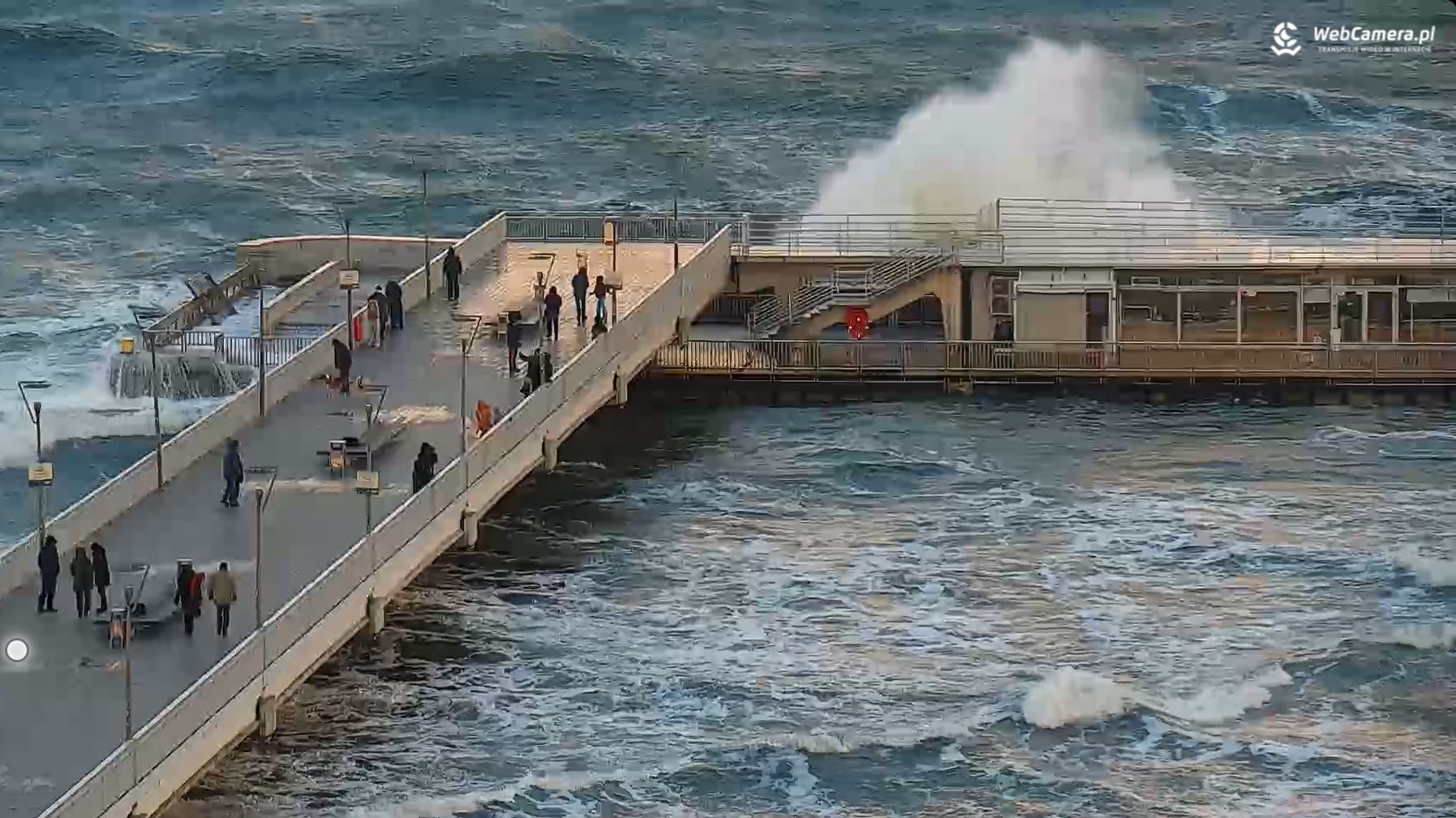 Wzburzone morze w Kołobrzegu.