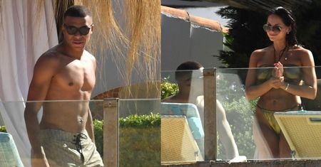 Kylian Mbappe pręży UMIĘŚNIONĄ klatę na Sardynii. Piłkarzowi PSG towarzyszyły koleżanki (ZDJĘCIA)