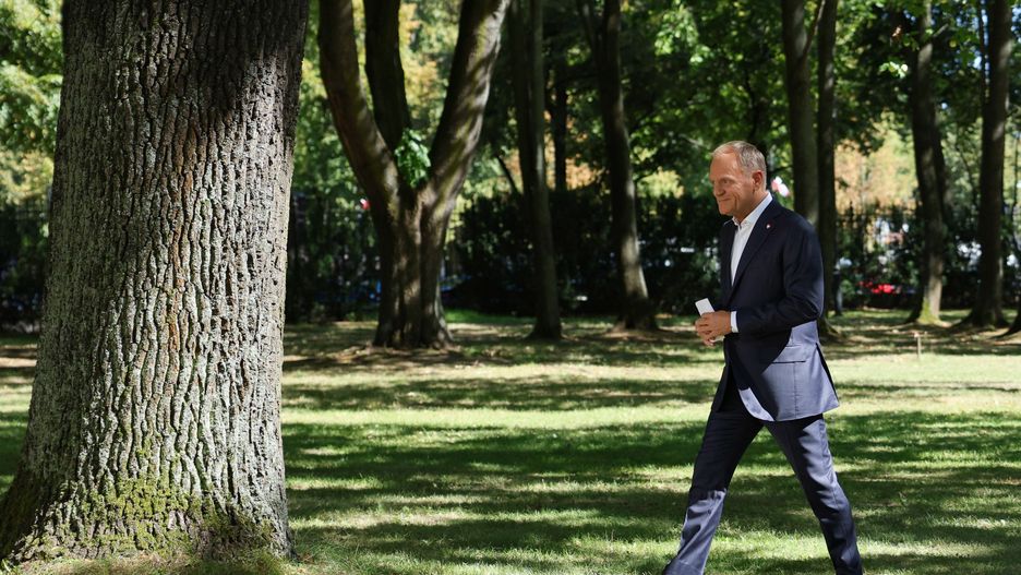 Warszawa, 13.08.2024. Premier Donald Tusk po konferencji prasowej po posiedzeniu rządu przed siedzibą KPRM w Warszawie, 13 bm. (ad) PAP/Paweł Supernak
