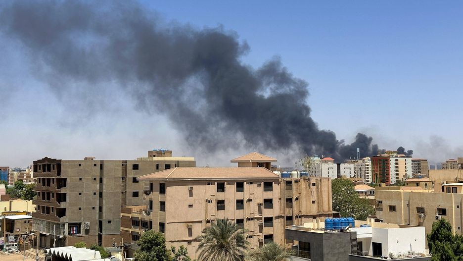 Clashes in Sudan
KHARTOUM, SUDAN - APRIL 19: Smoke rises during clashes between the Sudanese Armed Forces and the paramilitary Rapid Support Forces (RSF) in Khartoum, Sudan on April 19, 2023. Omer Erdem / Anadolu Agency/ABACAPRESS.COM 
Dostawca: PAP/Abaca
AA/ABACA
2023, 5th day, April, Clashes in Sudan, Khartoum, RSF, Sudan