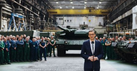 Jest obietnica premiera. Zakłady Bumar-Łabędy będą produkowały Kraby i serwisowały Leopardy