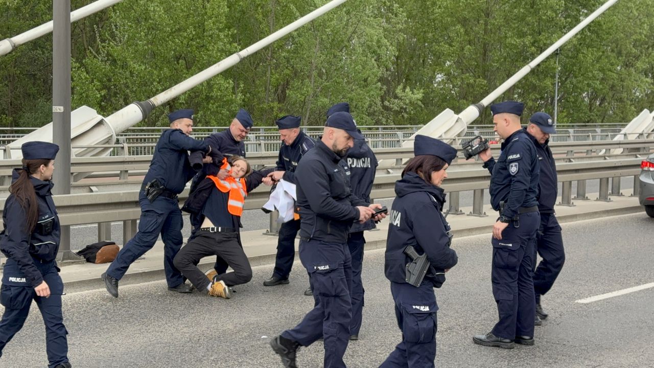 Zaczęło się z samego rana. Kordony policji na mostach w Warszawie