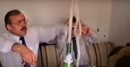 26 lat temu otwierali szampana. Ten film stał się hitem internetu