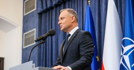 Autobus zablokował drogę Dudzie? Stołeczny ratusz tłumaczy