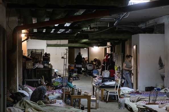Mali pacjenci z kijowskiego szpitala zostali przeniesieni do schronu