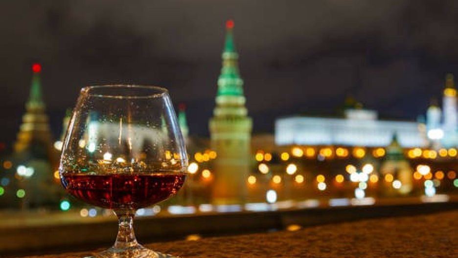 Kreml moskiewski i kieliszek alkoholu