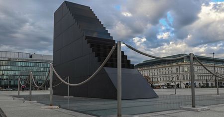 Warszawa straci pomnik smoleński? Ministerstwo zdecydowało
