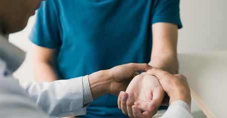 Złamanie kości łódeczkowatej – przyczyny, objawy i leczenie
