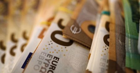 Przewoziła gotówkę przez granicę. W reklamówce znaleziono 1,7 mln zł