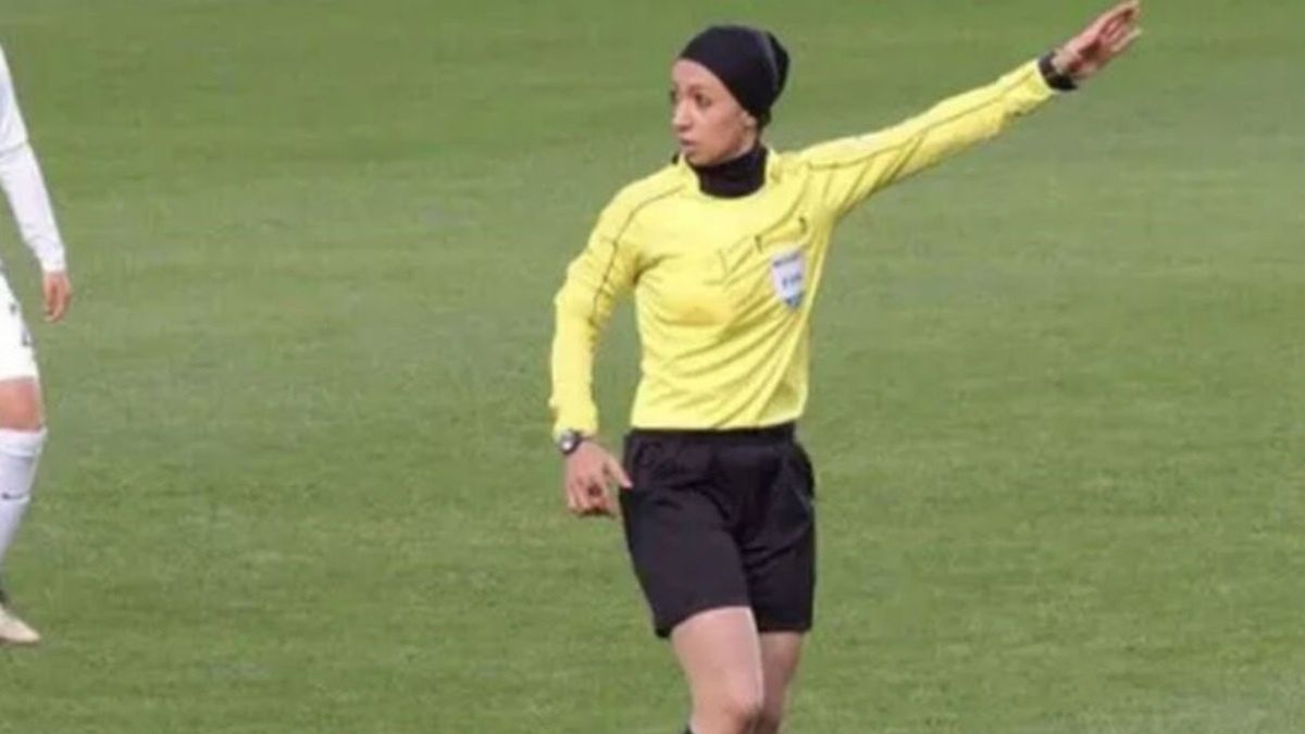 Mahsa Ghorbani w czasie sędziowania meczu