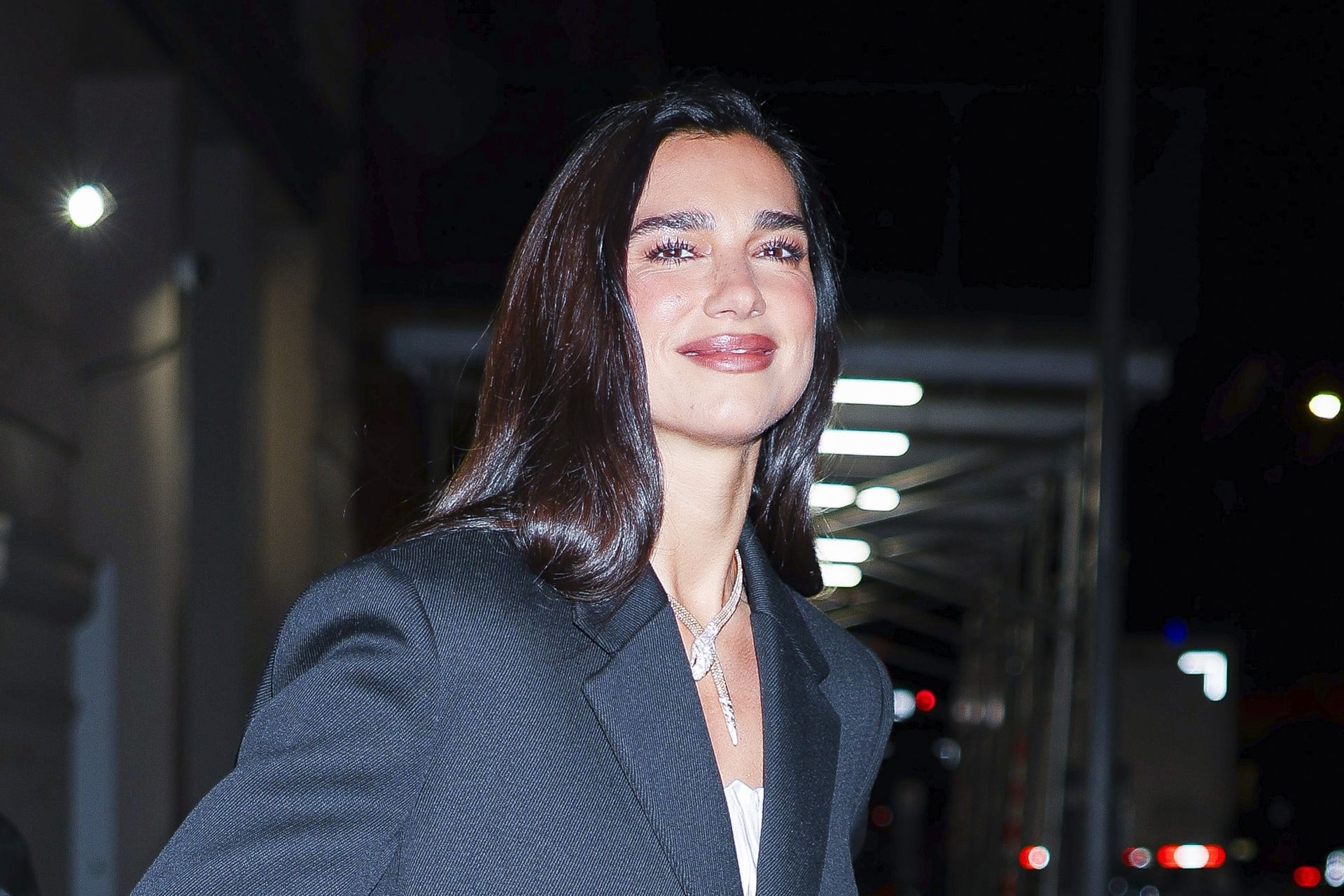 Dua Lipa w Rzymie w welonie ślubnym – romantyczna wycieczka z mężem
