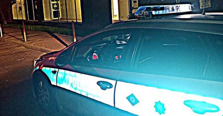 Auto podjechało do radiowozu. "Wybiegła z niego roztrzęsiona kobieta"