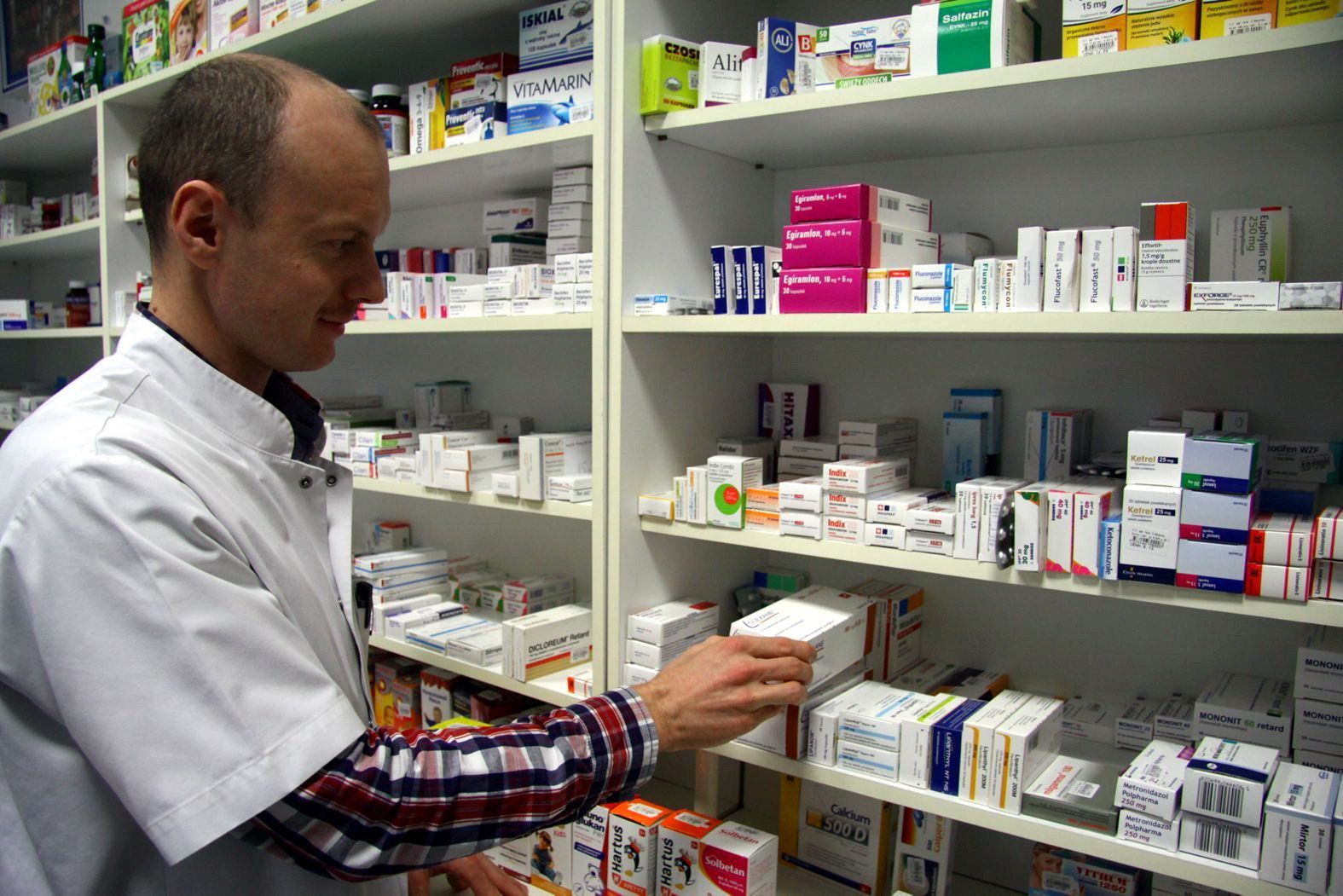 11.01.2016 LUBLIN KOLLATAJA APTEKA W LUBLINIE BRAKUJE NIEKTORYCH LEKOW NA PRZYKLAD PRZECIWZAKRZEPOWYCH  MGR FARMACJI MARCIN MAZUREKFARMACEUTA APTEKA APTEKARZ LEKI FOT. MALGORZATA GENCA / KURIER LUBELSKI / POLSKA PRESS