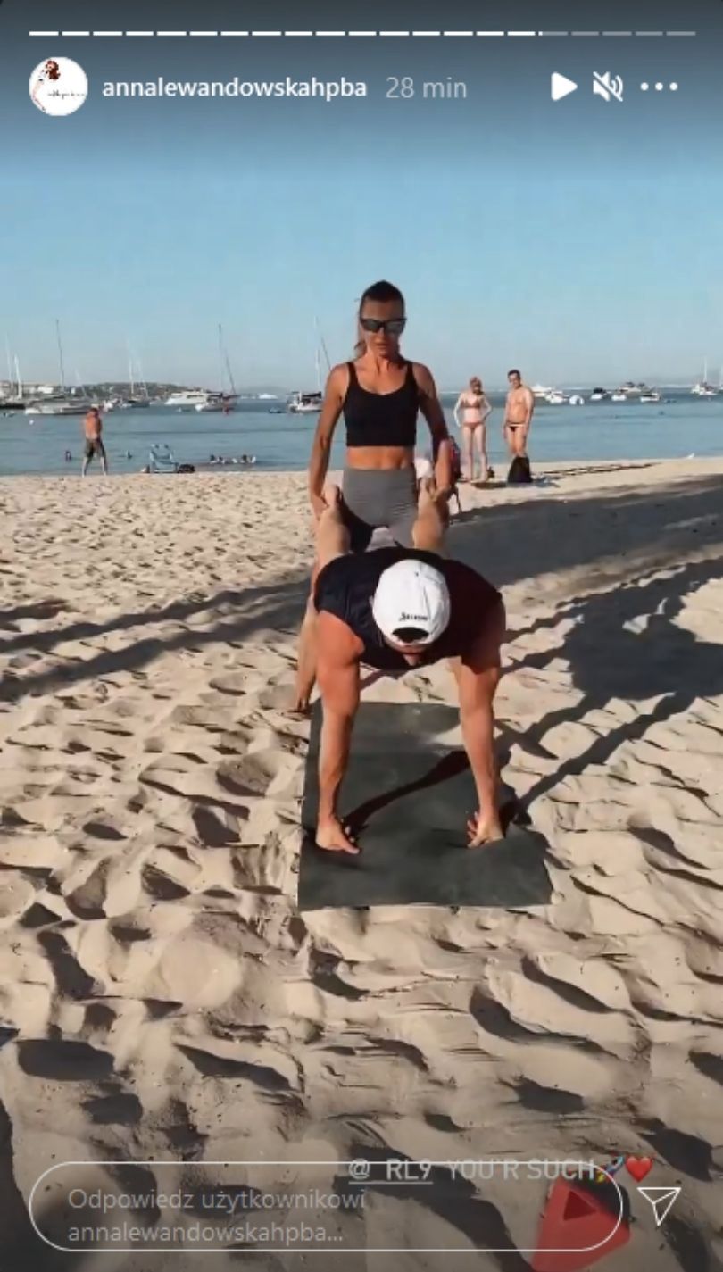 Anna i Robert Lewandowscy trenują na plaży w towarzystwie córek