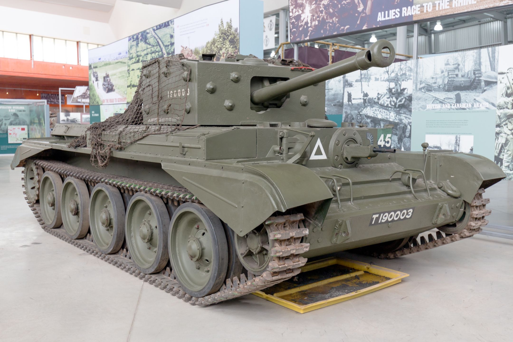 Brytyjski czołg Cromwell. Na szczycie wieży widoczny peryskop Gundlacha