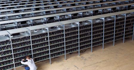 Cała sieć Bitcoin pobiera tyle energii co małe państwo