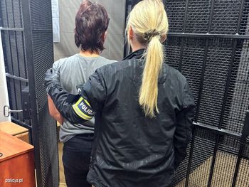 Stare Babice: Córka pchnęła matkę nożem. 36-latka trafiła do aresztu