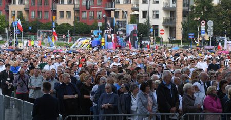 Warszawa. Wierni zgromadzili się na Placu przed Świątynią Opatrzności Bożej [ZDJĘCIA]