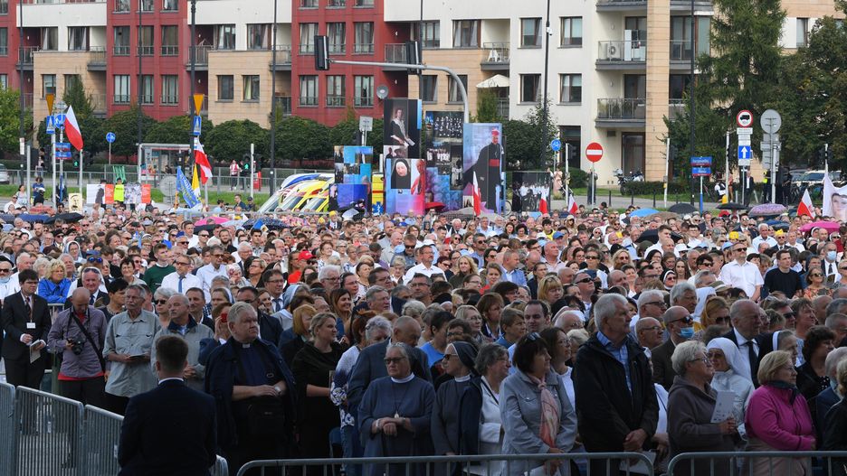 Warszawa. Wierni przed Świątynią Opatrzności Bożej
