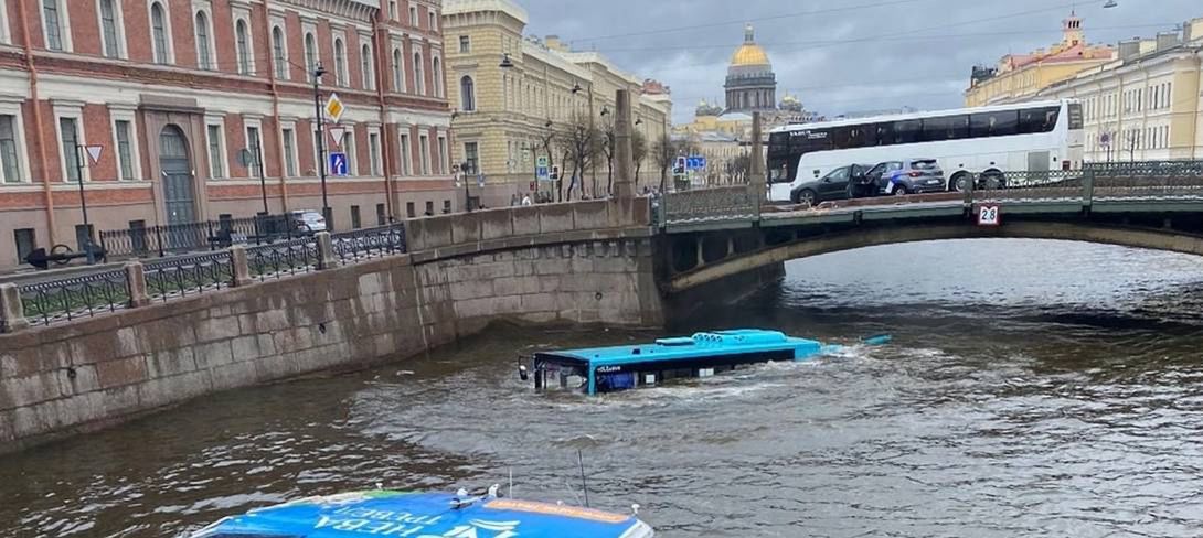 Dramat w Petersburgu. Autobus spadł z mostu do rzeki