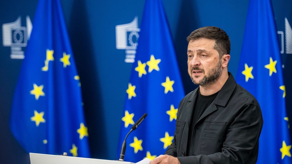 Bruksela, Belgia, 17.08.2025. Prezydent Ukrainy Wołodymyr Zełenski podczas wspólnej konferencji prasowej z przewodniczącą KE Ursulą von der Leyen po spotkaniu w Brukseli, 17 bm. Spotkanie odbywa się przed wizytą prezydenta Ukrainy w Waszyngtonie, gdzie ma rozmawiać z prezydentem USA Donaldem Trumpem. (jm) PAP/Wiktor Dąbkowski
