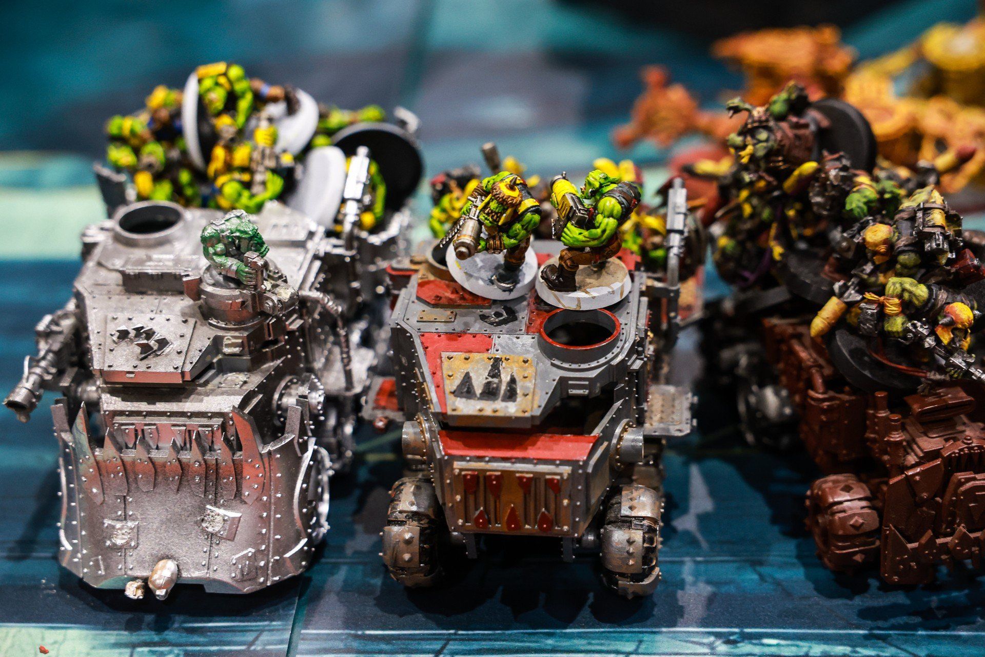 Podczas Targów Hobby 2025 fani gier bitewnych mieli niepowtarzalną okazję zobaczyć Warhammer 40.000: Apokalipsa - epickie starcie w jednej z najbardziej znanych gier figurkowych na świecie.