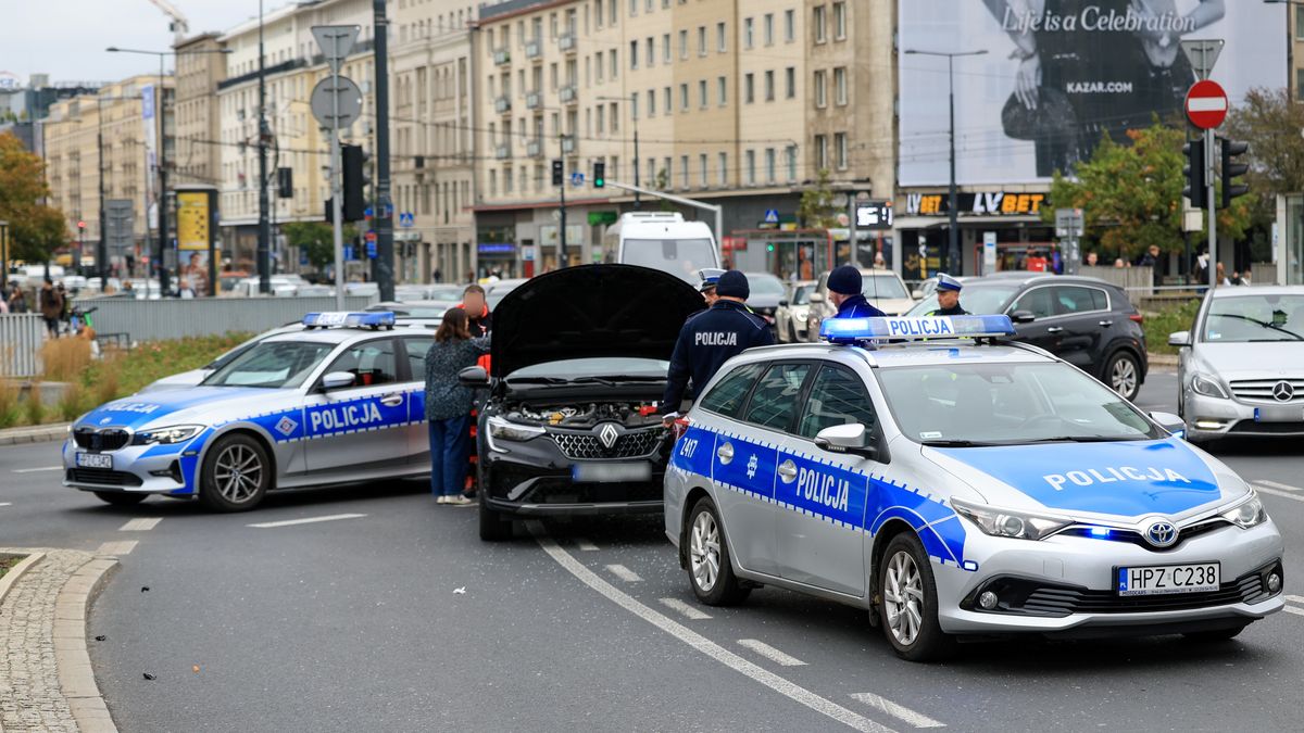miejsce kolizji
Warszawa, 14.10.2024. Miejsce zdarzenia drogowego z udzia�em pojazdu osobowego i autobusu na Rondzie Dmowskiego w Warszawie, 14 bm. (amb) PAP/Szymon Pulcyn
Szymon Pulcyn
kolizja, miejsce kolizji, rozbite auta, wypadek drogowy, zdarzenie drogowe, samoch�d osobowy, rondo, policja, radiow�z